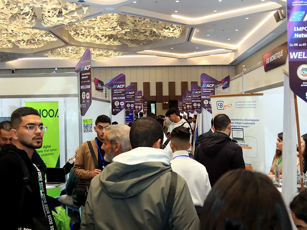 Échanges sur un stand de startup