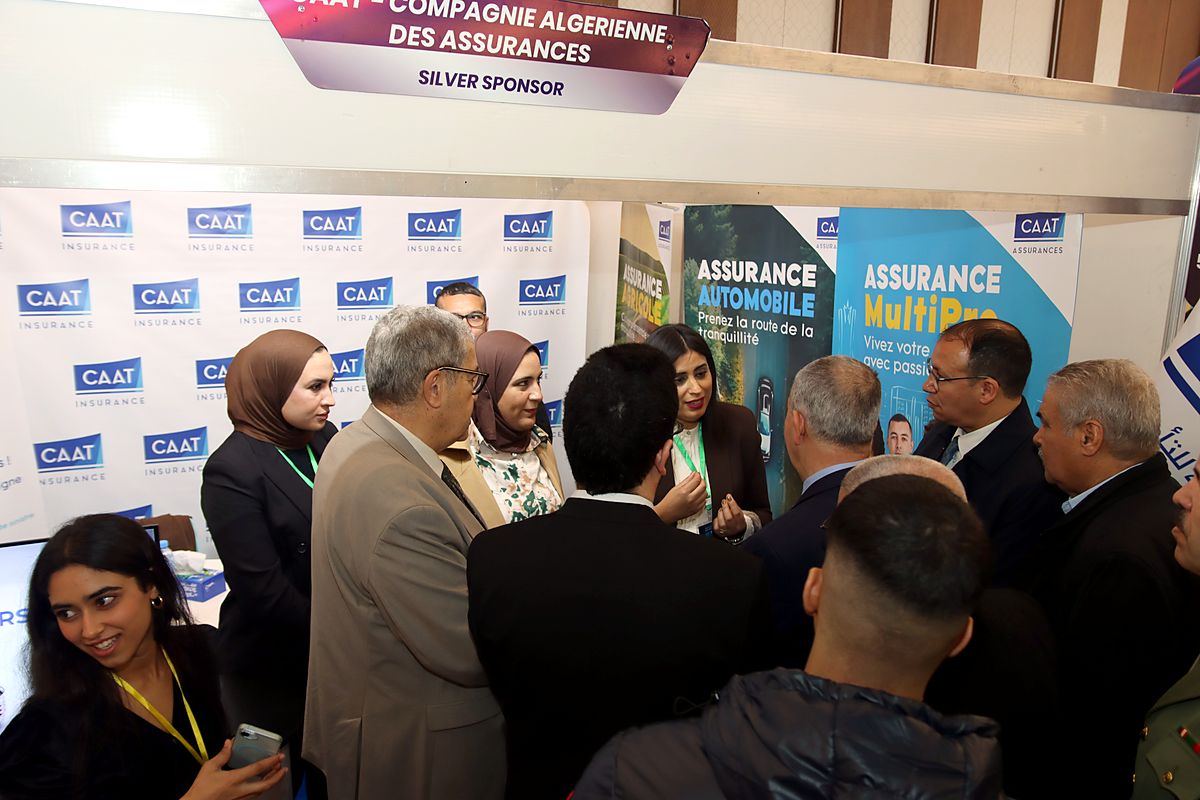 Visiteurs sur le stand CAAT