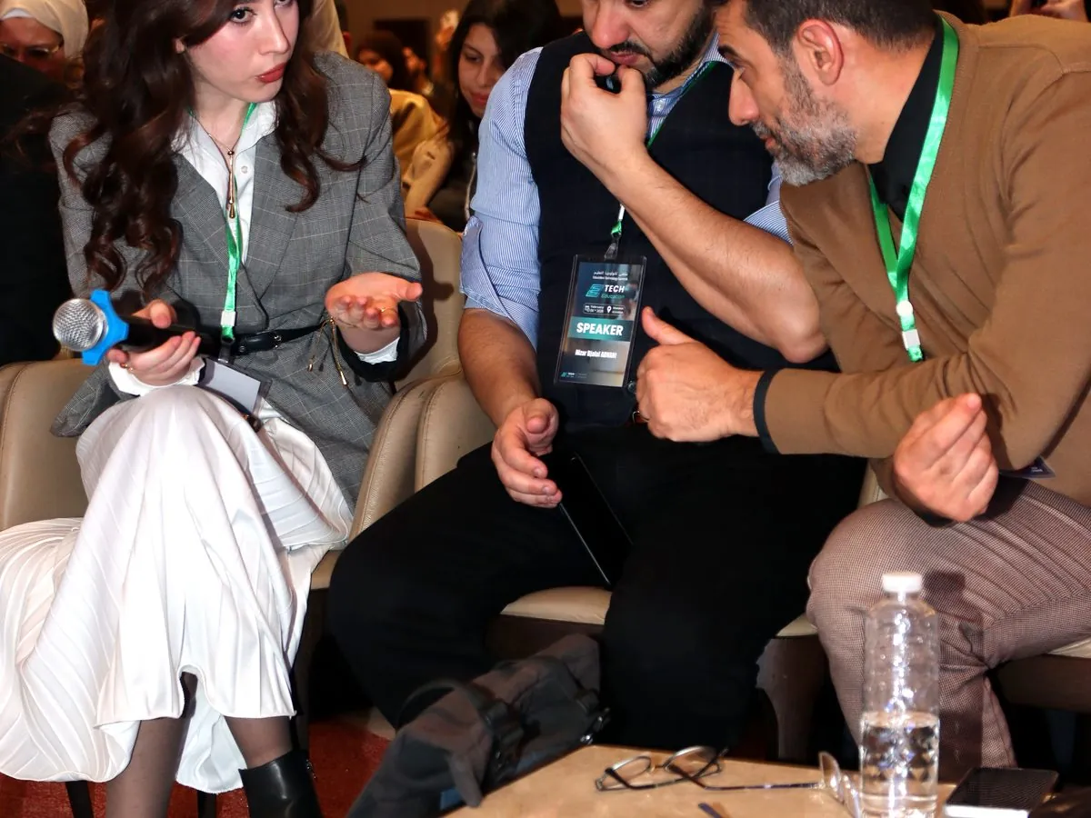 Échange entre participants pendant le salon